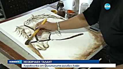 Художничка рисува картини и прави скулптури от кафе