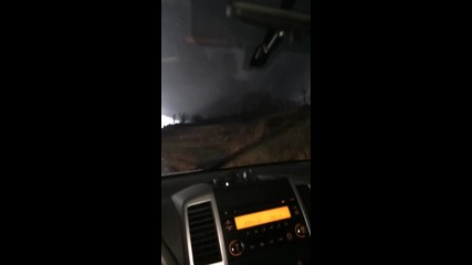 Страховито торнадо пощади шофьор миг преди да го отвее към смъртта