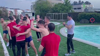 Гонзо скочи в басейна с момчетата след големия успех