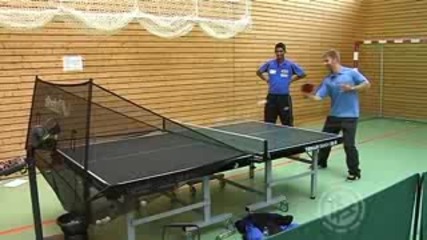 Филип Лам играе тенис 