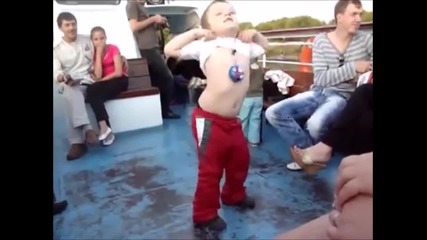 Дори децата в Русия изглеждат пияни :d