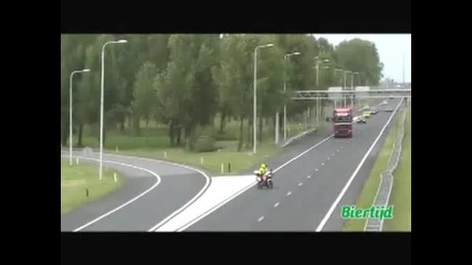 Идиот премазва полицай 