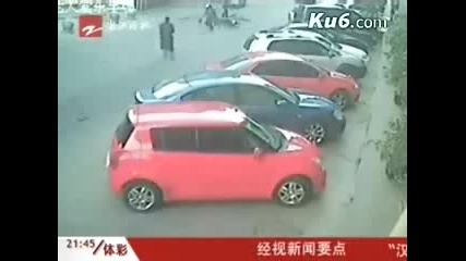 Chinese Man Throws Bicycle at Thieves 