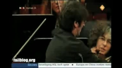 Счупване на цугулка по време на концерт(смях)