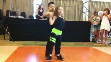 Две страхотни деца танцуват салса
