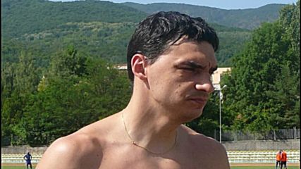 Миньор бие инжекция на Владо заради пчела