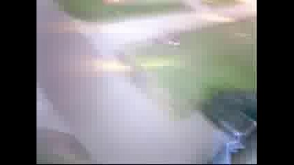 Хвърляне на лаптоп през прозорец