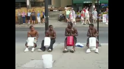 Улични барабанисти или професионалисти 