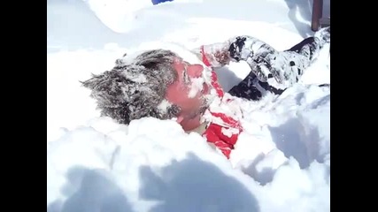 Падане надолу с главата в снега 