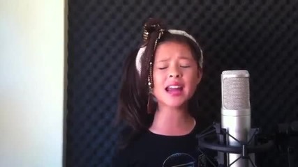 Момиче на 12 години пее удивително!!