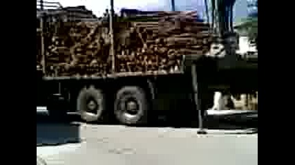 Камион растоваря дърва