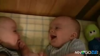 Бебета близнаци се смеят