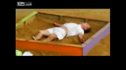 Пиянка окупира детски пясъчник