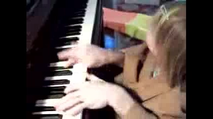 2 Годишно Момиче Свири На Пиано