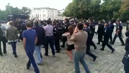 Полицай пребиха протестиращ / 28.06.2013
