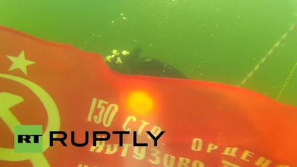 В Русия водолази се гмурнаха в ледена река със знамето на Съветския съюз