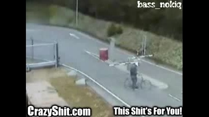 Моторист се блъска в бариера 