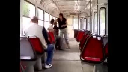 Кондукторка нарита пътник 