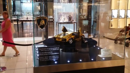 Златно Lamborghini в дубайски мол - Когато макета струва повече от колата
