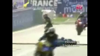 Мотоциклетист финишира по гръб