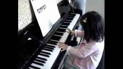 Момиченце На 2г. Свири На Пиано