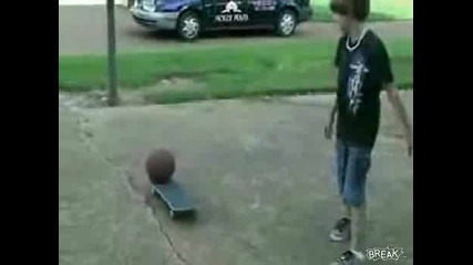 Скейтър си размазва главата тотално с баскетболна топка