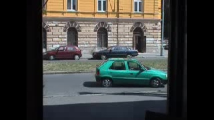 Мъж паркира ...дълго и старателно:)