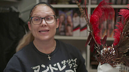 Beth Phoenix talks about her favorite ring gear: WWE Icons extra