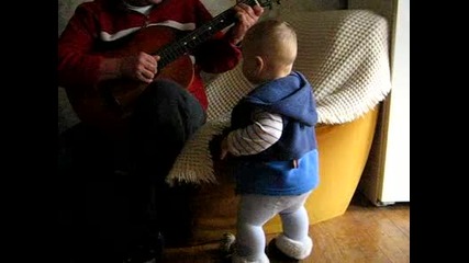 Дядо Свири На Китара А Бебе Играе