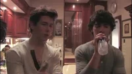 Jonas Brothers - Кевин се превръща в книга заради facebook :d 