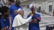 Папата се забавлява с баскетболисти