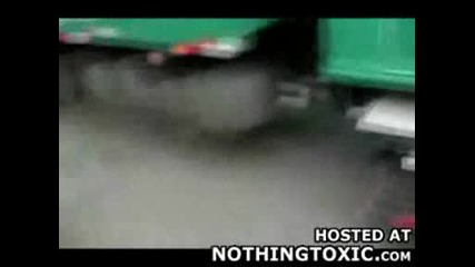 Жена блъсната от камион докато пресича