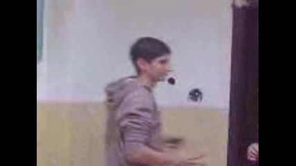 Mомче Чупи Стена в училище