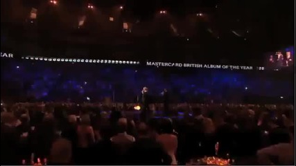 Adele показва среден пръст на организаторите на Brit Awards 2012
