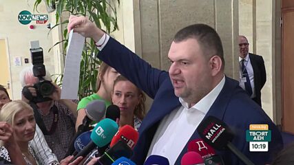 Пеевски показа списък с имена, за които твърди, че са „касиери в енергетиката”, кадрувани от съветни