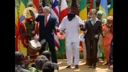 Президента Буш И Жена Му Играят Африкански Танци