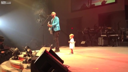 Сладко дете подкрепя баща си на сцената ...