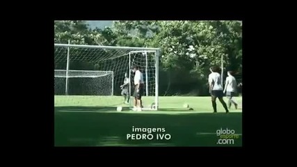 Роналдиньо вкарва отвсякъде