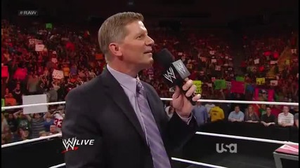Brock Lesnar чупи ръката на Triple H