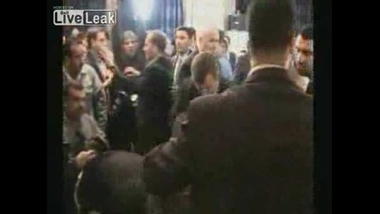 ИРАКСКИ ЖУРНАЛИСТ ЗАМЕРЯ  ДЖОРДЖ БУШ С ОБУВКИ