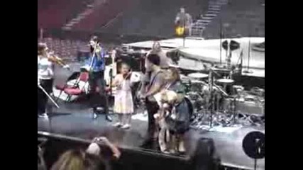 Jonas Brothers извикват при тях малко момиченце да свири на цигулка!