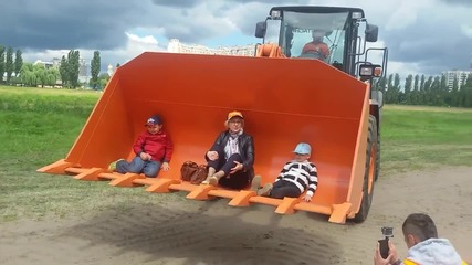 Руски оператор на челен товарач забавлява децата