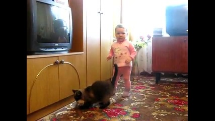 Котка си взема малкото от дете:):):)