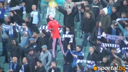 28.10.2011 Балони крепят женска кукла в Сектор Б