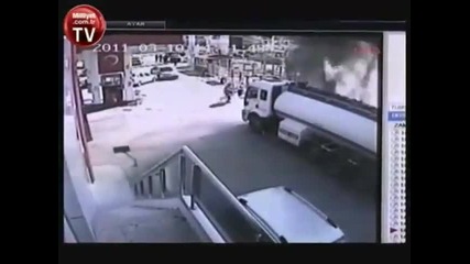 Мъж подкарва горяща цистерна