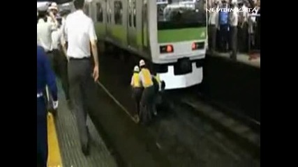 Обезумял Мъж Блокира Движението На Влак!