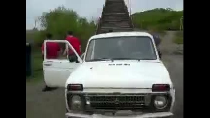 С Лада Нива по пешеходен мост + бягство от полицията