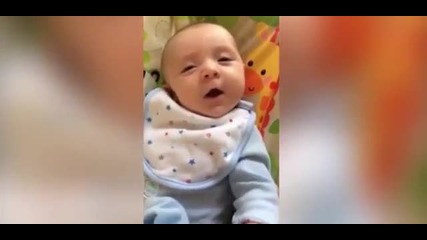 Бебе на седем седмици казва "здравей" на майка си