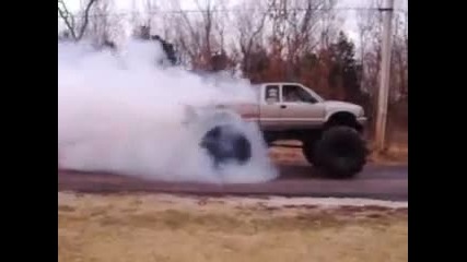 truck pravi burn - out 