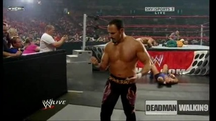 Chavo Guerrero помага на Hornswoggle?? | Raw | 28.9.2009 
